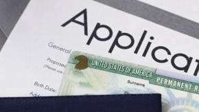 El USCIS examina cada caso con detalle para asegurarse de que el matrimonio sea auténtico y no un acuerdo por conveniencia.